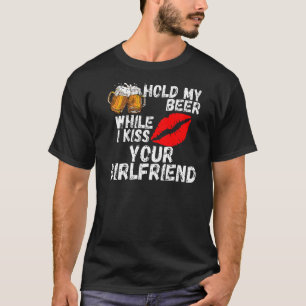 Houd mijn bier vast terwijl ik je Vriendin ken T-shirt