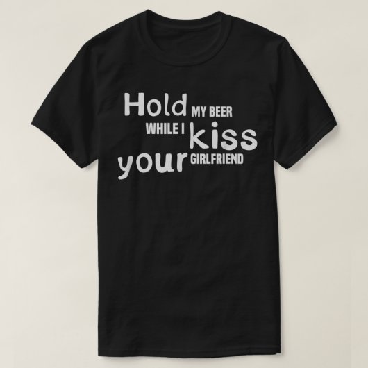Houd mijn bier vast terwijl ik je Vriendin kus. T-shirt (Design voorkant)