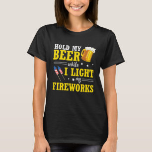 Houd mijn bier vast terwijl ik mijn vuurwerk op de t-shirt