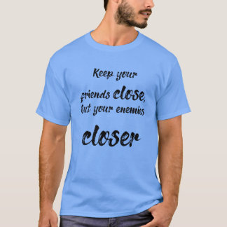 Houd onze vrienden dicht, maar onze animes dichter t-shirt