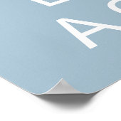 Houd rustig en bazig een cake op blauwe achtergron poster (Hoek)