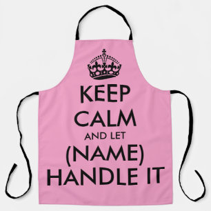 Houd rustig en laat het in een grappige roze keuke schort