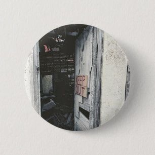 Houd uit, een verlaten gebouw ronde button 5,7 cm