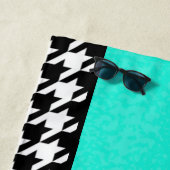 Houndstooth, blauwgroen, zwart, en wit, ingecheckt strandlaken (In situ)