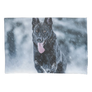 Housse D'oreillers Black German Shepherd in snow Duvet Cover
