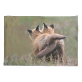 Housse D'oreillers Cutest Baby Animals | Red Fox Kits Locking Tails (Dos)