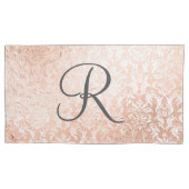 Housse D'oreillers Damassé or rose monogrammé (devant-gauche)