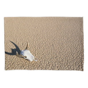 Housse D'oreillers Deserts Cow Skull on the Desert Ground