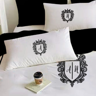 Housse D'oreillers Élégant Monogramme Initiales Crest noir sur blanc
