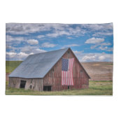 Housse D'oreillers Farms | Rustic Red Barn With American Flag (Dos)