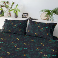 Insectes brillantes sur le feuillage foncé
