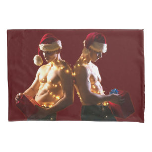 Housse D'oreillers Le Noël dos à dos des hommes torse nu de SlipperyJ