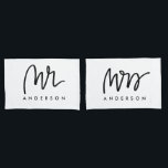 Housse D'oreillers M. et Mme. | Coques coussins<br><div class="desc">La main a écrit "M." et "Mme" coques coussins. Fait pour le cadeau parfait pour vous-même ou les jeunes mariés dans votre vie!</div>