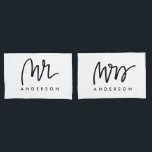 Housse D'oreillers M. et Mme. | Coques coussins<br><div class="desc">La main a écrit "M." et "Mme" coques coussins. Fait pour le cadeau parfait pour vous-même ou les jeunes mariés dans votre vie!</div>