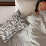 Housse D'oreillers Ornement gris noir motif antique<br><div class="desc">Décor noir motif antique design sur un arrière - plan gris foncé. Noir et blanc réversible avec gris et noir,  partie de la collection d'accents de maison.</div>