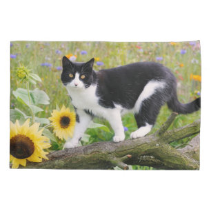 Housse D'oreillers Un mignon chat tuxedo sur une branche d'arbre avec
