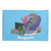 Housse D'oreillers Un requin drôle en regardant la bande dessinée de  (Dos)