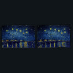 Housse D'oreillers Vincent Van Gogh "Nuit étoilée sur le Rhône"<br><div class="desc">L'oeuvre d'art de Vincent Van Gogh - "Starry Night Over The Rhone" est présentée sur ce plateau de coussin. (VOIR COUVERTURE EN DUVET) Beaux effets nocturnes dans cette vue du Rhône où Van Gogh a merveilleusement transcrit les couleurs qu'il perçoit dans l'obscurité. Le blues prévaut : bleu prussien, ultramarine et...</div>