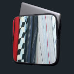 Housse Pour Ordinateur Portable 5 Tissus Avec Motifs géométriques<br><div class="desc">Cinq sections ondulantes de tissu comprennent la photo couleur, un gros plan en avant de chemises accrochées dans mon placard. De gauche à droite : lin rouge; polyester décoré de diamants de noir, bleu clair et blanc cassé; lin bleu marine avec des paires de bandes gris mince; polyester bleu pâle...</div>