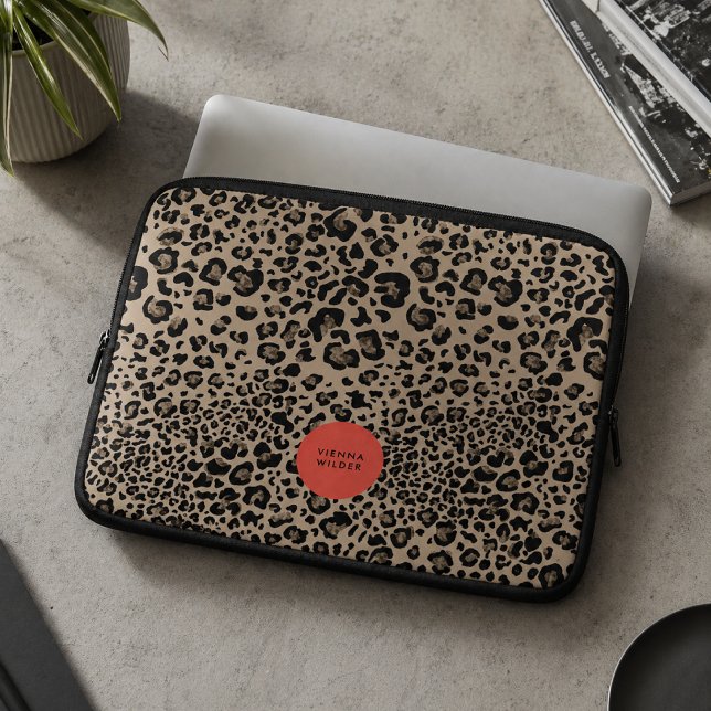 Housse pour ordinateur portable à imprimé léopard  (A fashionable laptop sleeve that blends bold animal print with a polished personalized touch.)