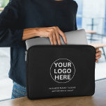 Housse Pour Ordinateur Portable Ajouter votre logo et votre texte ici l Promo noir<br><div class="desc">Cette pochette élégante combine un design moderne noir et blanc avec votre logo et votre texte personnalisés, offrant à la fois une protection et un look professionnel pour votre ordinateur portable. Idéal pour les cadeaux d'entreprise, les salons professionnels ou les événements promotionnels, il garantit que votre marque est présentée tout...</div>