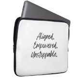 Housse Pour Ordinateur Portable Aligned. Empowered. Unstoppable. (Devant droit)