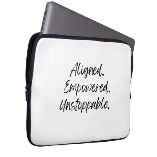 Housse Pour Ordinateur Portable Aligned. Empowered. Unstoppable. (Devant droit)