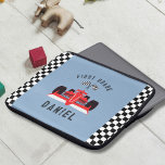 Housse Pour Ordinateur Portable Amusants Blue Kids Red Racing Car<br><div class="desc">Cette pochette d'ordinateur portable est idéale pour le petit qui a un ordinateur portable ou l'équivalent. C'est un design super amusant qui est parfait pour le petit amoureux de voiture dans votre vie.</div>