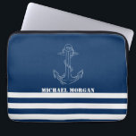 Housse Pour Ordinateur Portable Ancre nautique, Marine Blue Stripes<br><div class="desc">Cette image présente une ancre sur un arrière - plan rayé bleu marine. Personnalisez le nom pour vous-même ou comme une idée cadeau mignonne.</div>