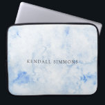 Housse Pour Ordinateur Portable Aquarelle Bleue Élégante<br><div class="desc">Manche élégante pour ordinateur portable avec votre nom sur un arrière - plan bleu aquarelle peint à la main.</div>