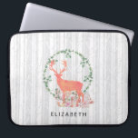 Housse Pour Ordinateur Portable Aquarelle Russe Reindeer Boho Wreath Custom<br><div class="desc">Une pochette d'ordinateur portable avec un design cool de style boho aquarelle numérique. Une silhouette de renne orange pastel à l'intérieur d'une couronne de feuilles d'herbes. Champignons et fougères forestières à ses pieds. Un motif de bouleau gris et blanc dans l'arrière - plan. Personnalisez avec un nom ou un autre...</div>