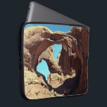 Housse Pour Ordinateur Portable Arche double<br><div class="desc">C'est une journée chaude d'août dans le Parc National des Arches près de Moab, Utah. Sur cette photo couleur, deux immenses arcs en grès d'Entrada donnent son nom à l'impressionnante Arche double. Pour en apprécier l'ampleur, trouvez la minuscule personne sur la photo, juste l'escalade à l'ombre de l'arc de premier...</div>