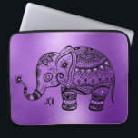 Housse Pour Ordinateur Portable Arrière - plan violet brillant Eléphant tribal noi<br><div class="desc">Un mignon éléphant tribal aux faux diamants violets sur un arrière - plan moderne violet brillant.</div>
