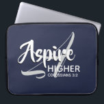 Housse Pour Ordinateur Portable ASPIRE HAUT Inspirational MARINE Christian<br><div class="desc">Message inspirationnel - Aspire Supérieur - avec Scripture référence Colossiens 3:2 "Mettez votre esprit sur les choses au-dessus". Un message de motivation, simplement mais élégamment affiché. Monogramme A pour Aspire dans l'arrière - plan (peut être supprimé). Tout le texte est entièrement personnalisable, de sorte que vous pouvez personnaliser avec votre...</div>