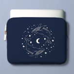 Housse Pour Ordinateur Portable Baleines dansantes<br><div class="desc">Deux baleines magiques dansant sur une mer d'étoiles et une lune de croissant.</div>