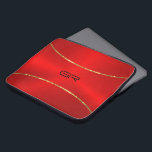 Housse Pour Ordinateur Portable Bande or Arrière - plan rouge accent<br><div class="desc">Image d'arrière - plan métallique rouge avec deux rayures dorées brillantes accent. monogramme facultatif.</div>