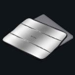 Housse Pour Ordinateur Portable Bandes noires et brillantes en acier inoxydable<br><div class="desc">Elégant acier géométrique moderne en acier inoxydable avec accent rayures noires. monogramme facultatif.</div>