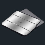 Housse Pour Ordinateur Portable Bandes noires et brillantes en acier inoxydable<br><div class="desc">Elégant acier géométrique moderne en acier inoxydable avec accent rayures noires. monogramme facultatif.</div>