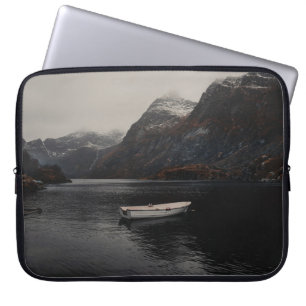 HOUSSE POUR ORDINATEUR PORTABLE BATEAU BLANC SUR LE CORPS D'EAU PRÈS DES MONTAGNES