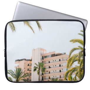 HOUSSE POUR ORDINATEUR PORTABLE BÂTIMENT EN BÉTON BLANC À CÔTÉ D'UN PALMIER VERT A