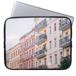 HOUSSE POUR ORDINATEUR PORTABLE BÂTIMENTS BLANCS ET ROSES