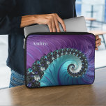 Housse Pour Ordinateur Portable Beau Violet Turquoise Gradient Spiral Fractal<br><div class="desc">Ce magnifique coque d'ordinateur portable personnalisé présente un design fractal en spirale abstrait dans les tons violet et turquoise. Grand cadeau pour les amoureux fractaux,  les étudiants en mathématiques ou les enseignants.</div>