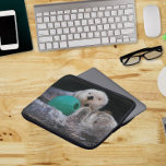 Housse Pour Ordinateur Portable Belle Loutres de mer joueuses<br><div class="desc">Protégez votre ordinateur portable avec cette pochette zippée qui présente l'image photo d'une paire de loutres de mer mignonnes jouant avec un jouet à balles. Le dos de la manche est noir. Sélectionnez la taille de la manche de votre ordinateur portable.</div>
