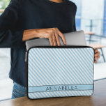 Housse Pour Ordinateur Portable Bleu clair moderne<br><div class="desc">Gardez votre ordinateur portable protégé avec style grâce à ce Manteau d'ordinateur portable Modern Light Blue Stripes, doté d'un design propre et contemporain de bandes bleu clair doux. Parfait pour ceux qui aiment une esthétique minimaliste avec une touche de sophistication. Conçu à partir de néoprène durable et léger, ce manchon...</div>