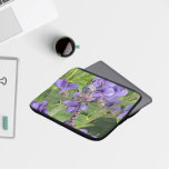 Housse Pour Ordinateur Portable Bleu-Eyed Denton sur les fleurs violettes<br><div class="desc">Pour les amateurs de nature et de libellules ! Manche portative à glissière protectrice qui présente l'image d'une libellule Darner aux yeux bleus reposant sur des fleurs Aconites violettes. Sélectionnez la taille de la manche de votre ordinateur portable.</div>