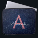 Housse Pour Ordinateur Portable Bleu marine et monogramme rose de parties<br><div class="desc">Bleu marine et caisse élégante rose de monogramme de parties scintillantes et d'étincelle de Faux d'or. Ce cas peut être customisé pour inclure votre initiale et prénom avec un ciel nocturne céleste bleu de minuit.</div>