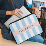 Housse Pour Ordinateur Portable Bleu, Motif rayé, Lignes, Votre Nom<br><div class="desc">Elégante,  élégante et raffinée,  rayures bleues et blanches. Un cadeau moderne et tendance,  parfait pour les amoureux des rayures dans votre vie. Personnalisez en ajoutant votre nom,  votre pseudonyme,  votre monogramme ou vos initiales.</div>
