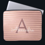 Housse Pour Ordinateur Portable Bleu rose et or rayures Monogramme Girl<br><div class="desc">Rose et Faux Gold Foil Stripes Élégant Coque Monogramme. Ce coque peut être customisé pour inclure votre nom initial et prénom.</div>