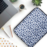 Housse Pour Ordinateur Portable Blueberries Imprimer Motif de fruits<br><div class="desc">Un motif de bleuets foncés de différentes tailles. Ce motif conviendra parfaitement aux gourmands qui aiment les baies d'été sucrées et tartines ! Cette impression de bleuets est dessinée à la main et mélange des textures numériques et aquarelle pour créer un look de bleuets juteux. En petits caractères, les bleuets...</div>