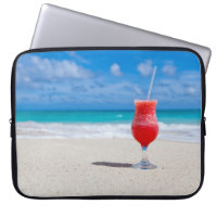 Boire sur la manche de l'ordinateur portable de pl